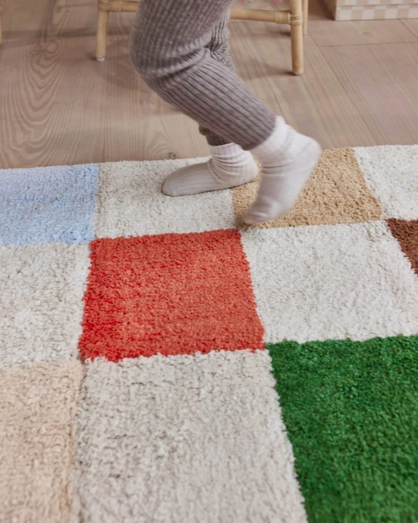 Kleurrijk vloerkleed in schaakpatroon