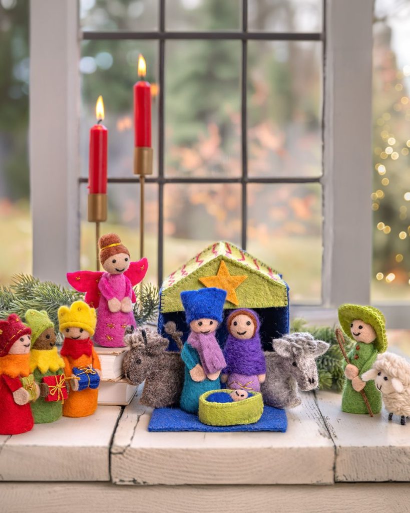 Kleurrijke kerststal van vilt van Sjaal met Verhaal