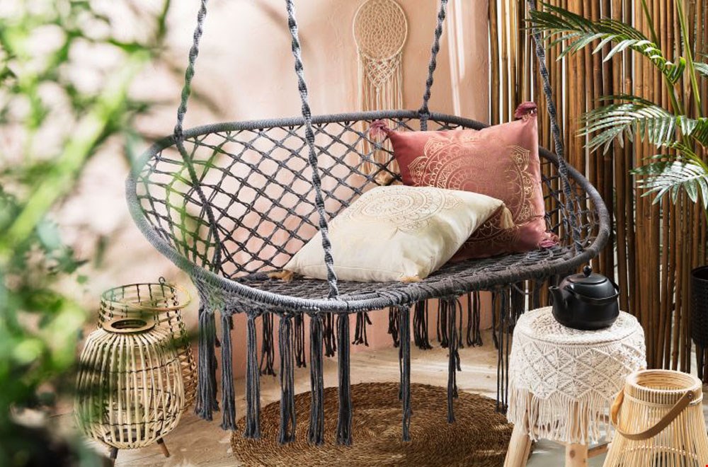 Romantisch samen schommelen op deze tweepersoons hangbank Romantisch samen schommelen op deze tweepersoons hangbank