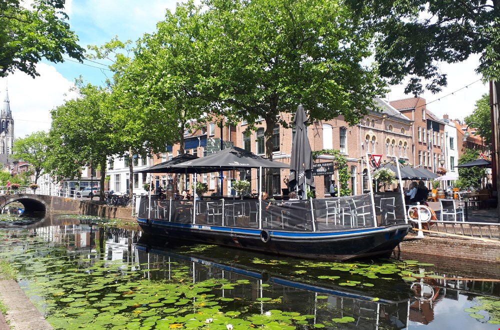 Een van de vele terrasboten Een van de vele terrasboten