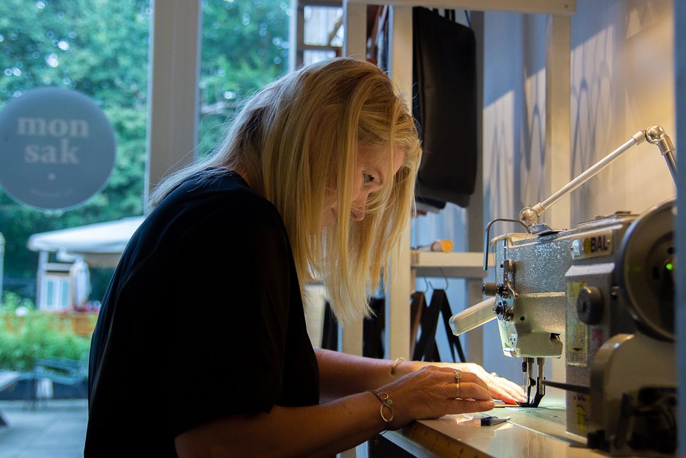 Leuk: naaien met een leermachine. Leuk: naaien met een leermachine.