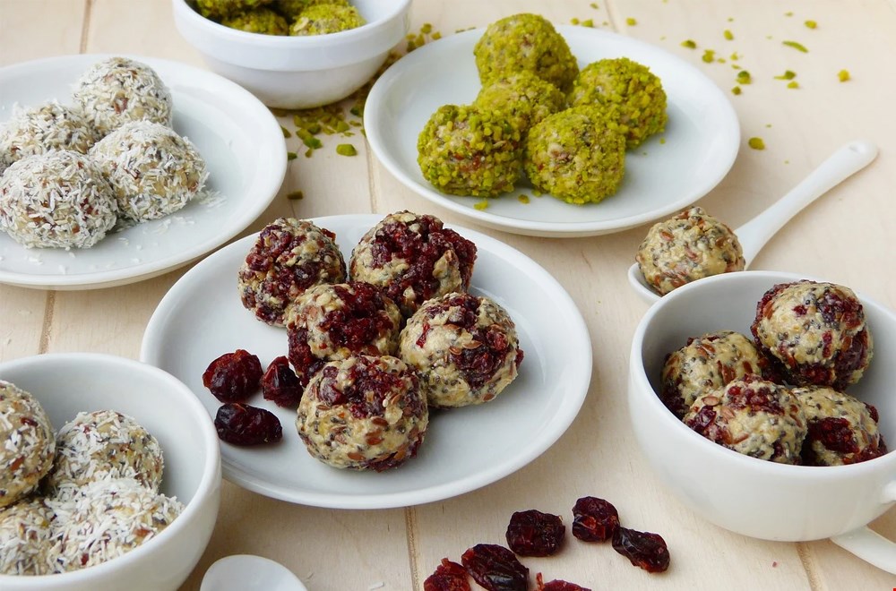 Dadelballetjes, ook wel Bliss balls en Energy balls genoemd Dadelballetjes, ook wel Bliss balls en Energy balls genoemd