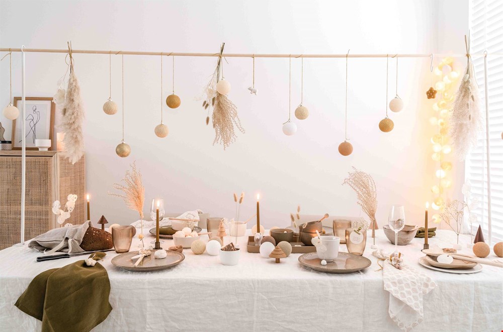 Gebruik Cottonball lights om je kersttafel mee aan te kleden Gebruik Cottonball lights om je kersttafel mee aan te kleden