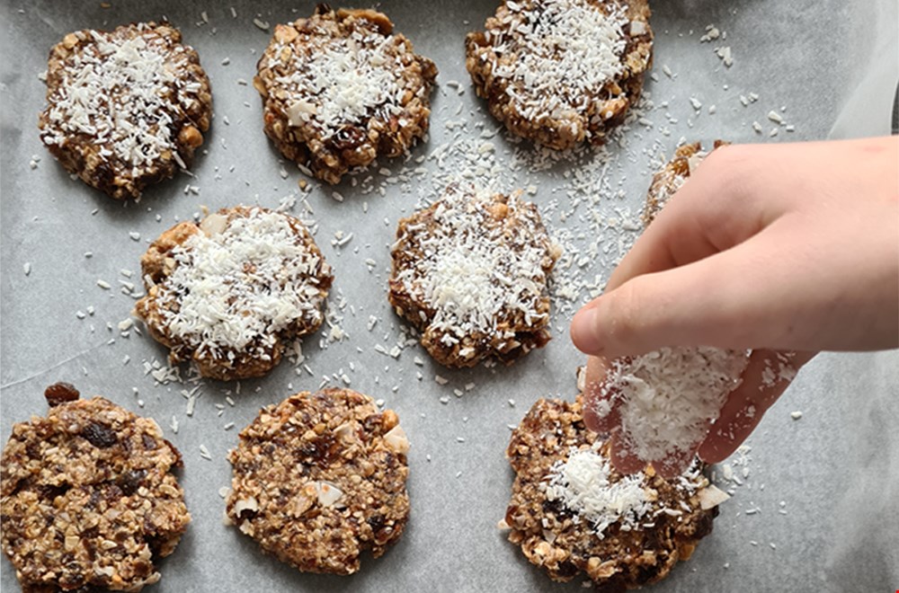 Finishinig touch: bestrooien met kokosrasp Finishinig touch: bestrooien met kokosrasp