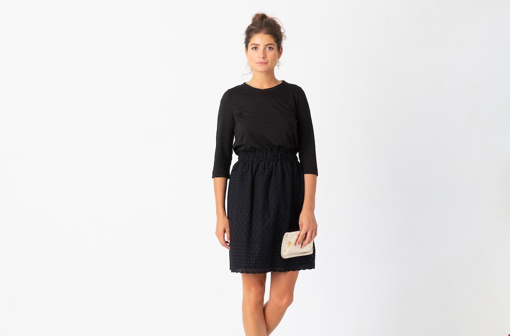 Prachtige, vrouwelijke rok 'Lola Broderie Night' van zwarte broderie. Prachtige, vrouwelijke rok 'Lola Broderie Night' van zwarte broderie.