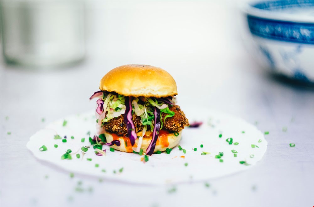 Homemade of uit de winkel, een vegan burger is toch het ultieme comfort food! Homemade of uit de winkel, een vegan burger is toch het ultieme comfort food!
