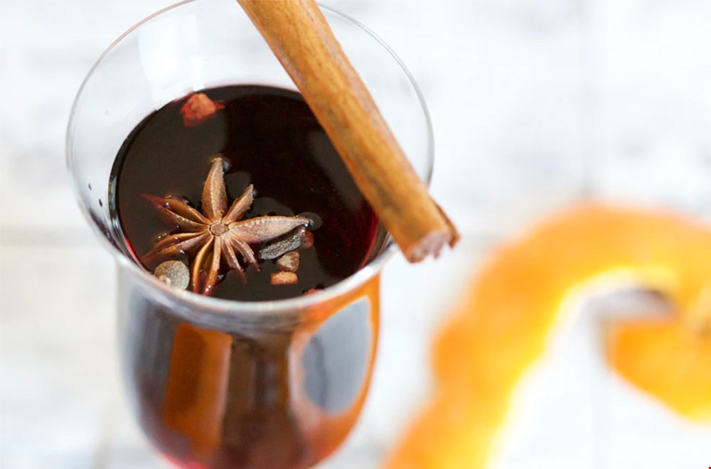 Genieten van een warme chocolademelk of zelfgemaakte glühwein Genieten van een warme chocolademelk of zelfgemaakte glühwein