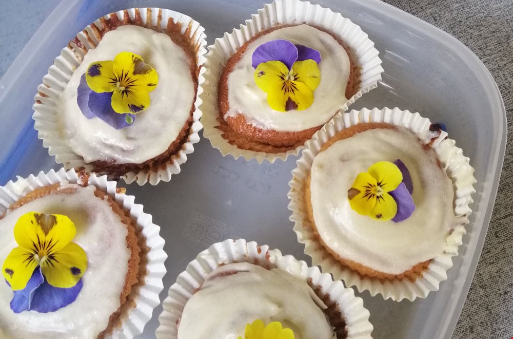 Cupcakes met eetbare bloemen Cupcakes met eetbare bloemen