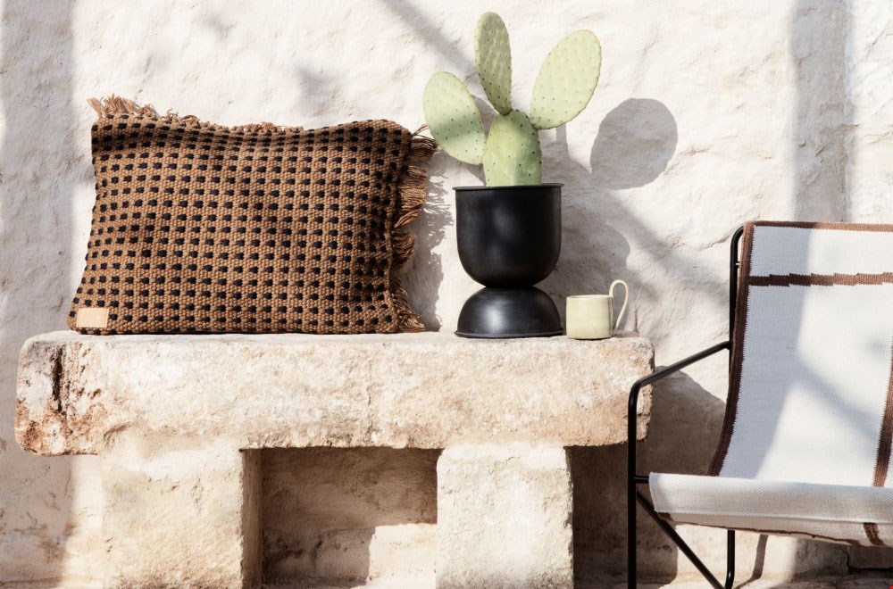 Mooi en duurzaam: een buitenkussen gemaakt van gerecyclede flessen (Ferm Living @Wonen met Lef) Mooi en duurzaam: een buitenkussen gemaakt van gerecyclede flessen (Ferm Living @Wonen met Lef)