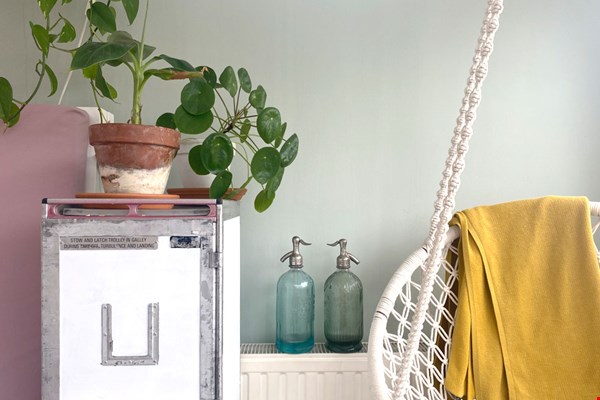 Gerestylede vliegtuigtrolley en vintage spuitflessen Gerestylede vliegtuigtrolley en vintage spuitflessen