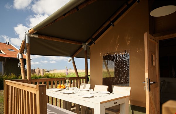 Glamping in een safari lodge van Dutchen's Erfgoedpark De Hoop in Uitgeest Glamping in een safari lodge van Dutchen's Erfgoedpark De Hoop in Uitgeest