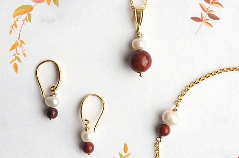 Vintage look met deze poppy lapsis steen in combinatie met zoetwaterparels Vintage look met deze poppy lapsis steen in combinatie met zoetwaterparels