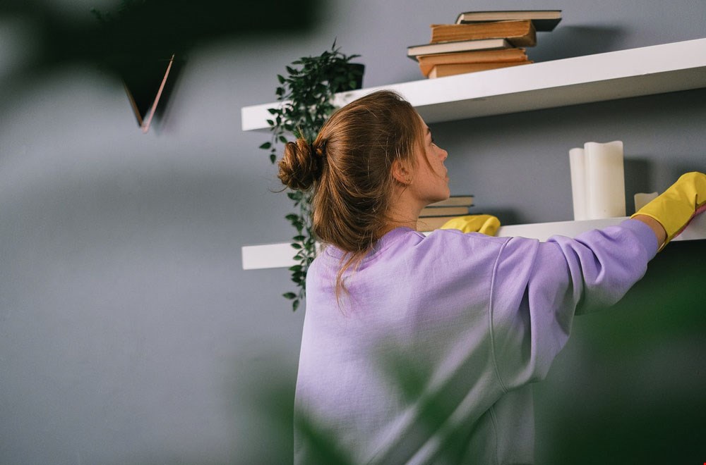 Dankzij een blinde plankdrager lijkt het net alsof je plank los tegen de muur zit Dankzij een blinde plankdrager lijkt het net alsof je plank los tegen de muur zit
