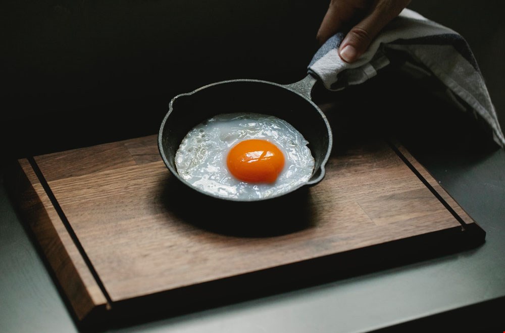 Een koekenpan van gietijzer is geschikt voor inductie en gas maar ook voor kampvuren, ovens en zelfs voor op de BBQ Een koekenpan van gietijzer is geschikt voor inductie en gas maar ook voor kampvuren, ovens en zelfs voor op de BBQ