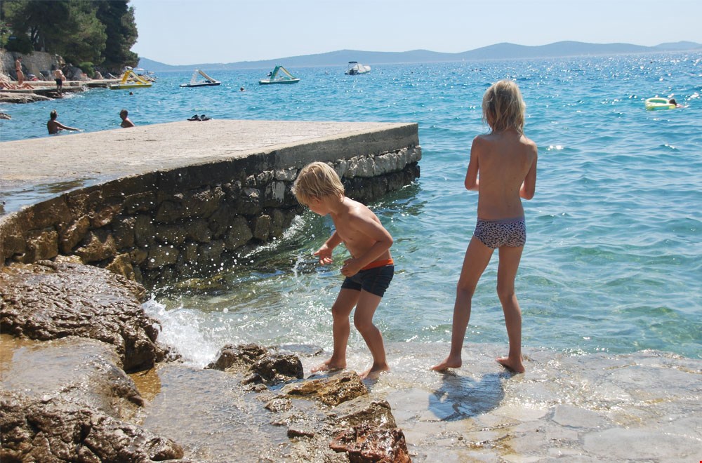 Hoe klein een dorp ook is, er is altijd wel een strandje Hoe klein een dorp ook is, er is altijd wel een strandje