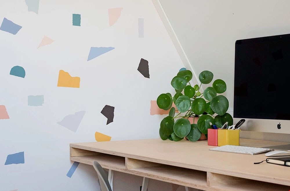 Behang met kleurrijke snippers, leuk voor je werkkamer Behang met kleurrijke snippers, leuk voor je werkkamer
