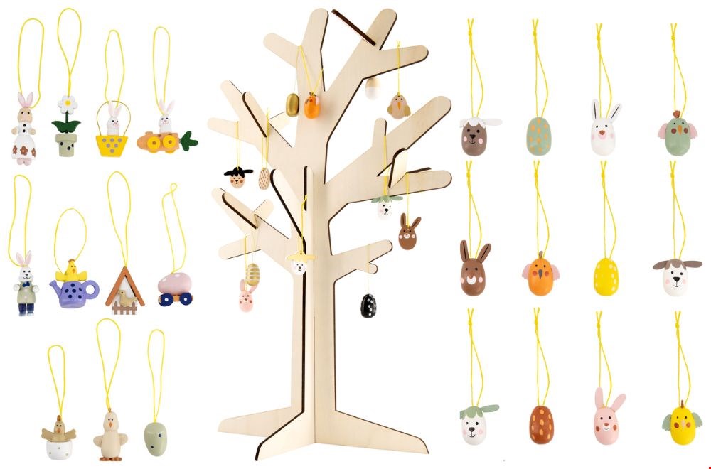Houten paasboom en kleurrijke houten paashangers. Houten paasboom en kleurrijke houten paashangers.