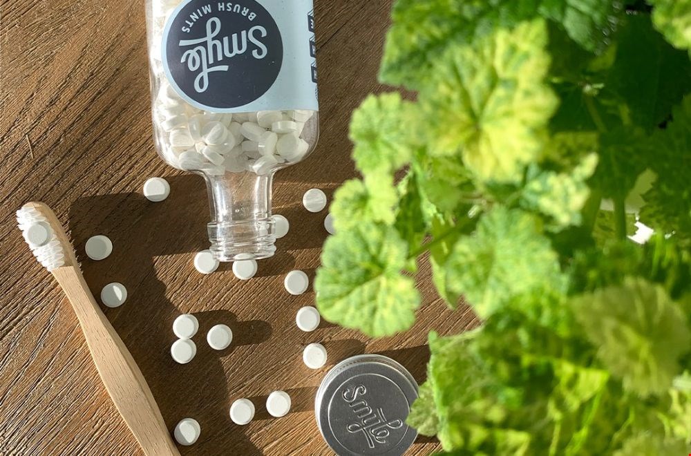 Deze zwarte tandenborstel is heel groen Deze zwarte tandenborstel is heel groen