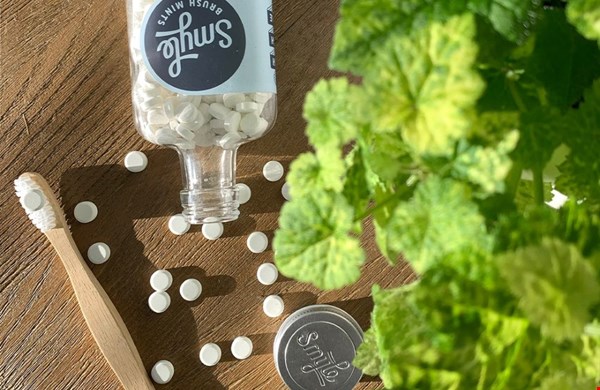 Deze zwarte tandenborstel is heel groen Deze zwarte tandenborstel is heel groen