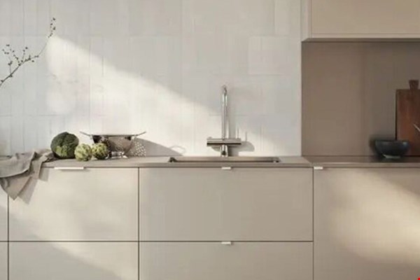 Minimalisme in de keuken: tips voor het creëren van een strakke ruimte