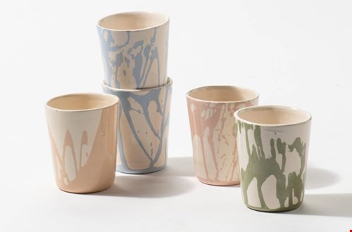 Deze retro koffiekopjes zijn allemaal net een beetje anders Deze retro koffiekopjes zijn allemaal net een beetje anders