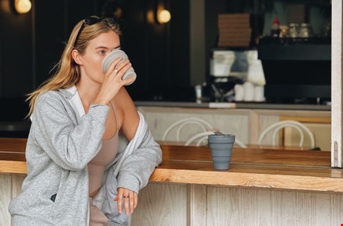 Deze coffee to go cup van Beewise kun je helemaal opvouwen Deze coffee to go cup van Beewise kun je helemaal opvouwen