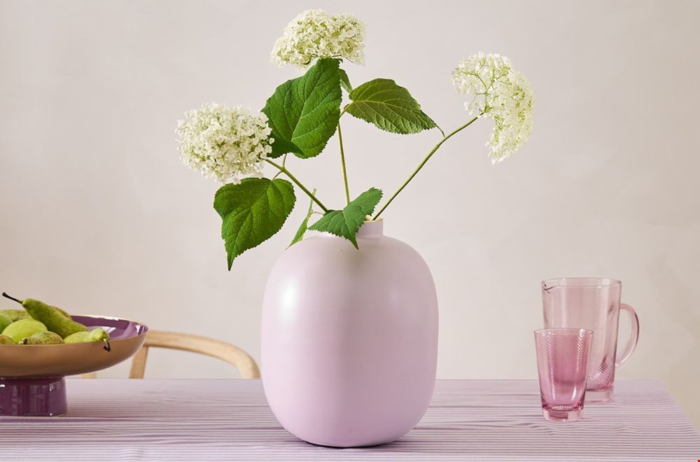 Handig voor de bloemen, deze stijvolle vaas van PIP Studio Handig voor de bloemen, deze stijvolle vaas van PIP Studio