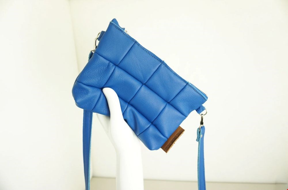 Deze handtas van Harmonized is gemaakt van leren leftovers uit de meubelindustrie. Deze handtas van Harmonized is gemaakt van leren leftovers uit de meubelindustrie.