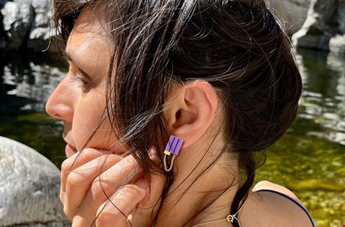 Handgemaakte lila RIFFLE oorbellen van TURINA