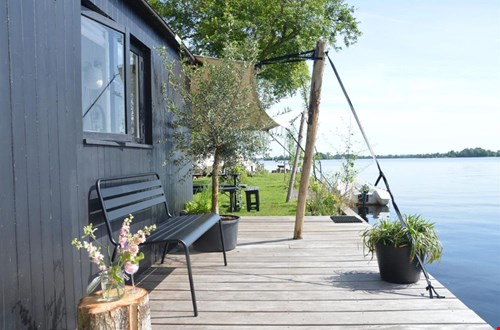 Deze metalen tuinbank is er in 7 kleuren Deze metalen tuinbank is er in 7 kleuren