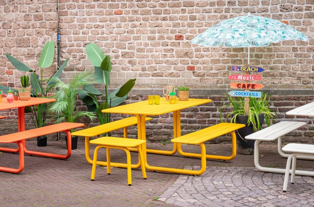 Kleurrijke metalen picknicktafels Kleurrijke metalen picknicktafels