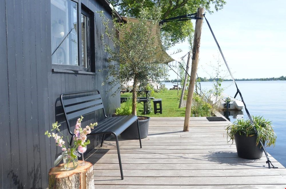 Kijk eens hoe mooi deze metalen tuinbank staat op het eiland van Flavourites' Natascha! Kijk eens hoe mooi deze metalen tuinbank staat op het eiland van Flavourites' Natascha!