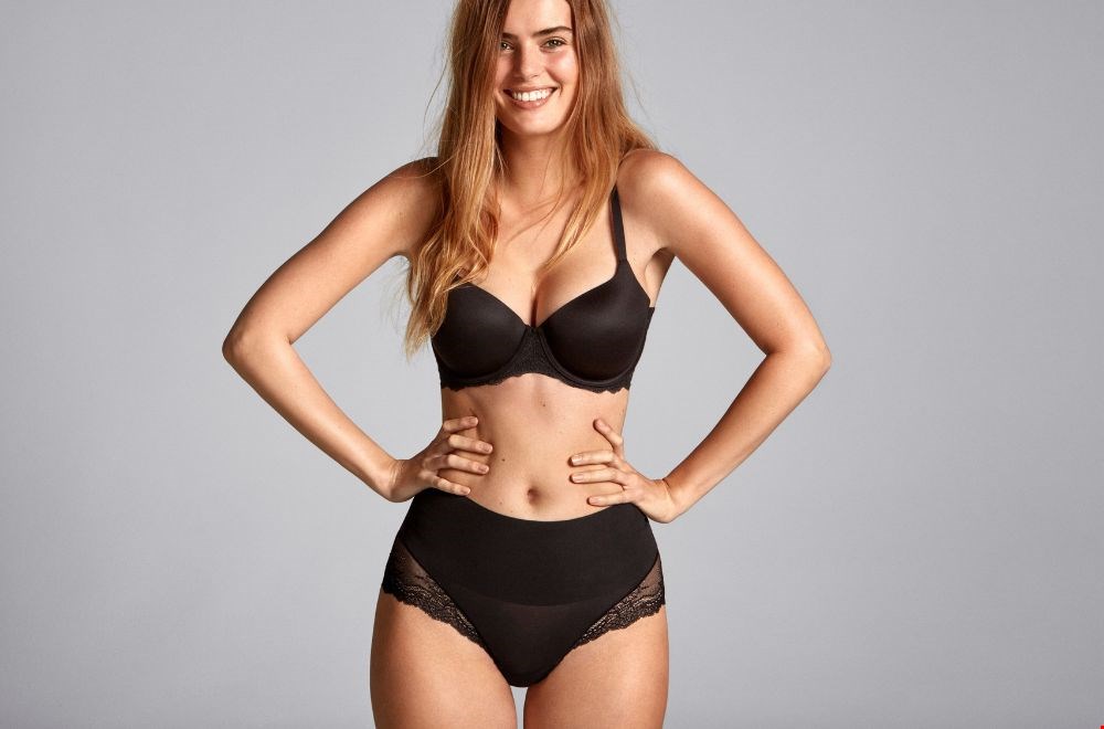 Win 1 van de 4 Spanx Undie-Tectable hipsters van CurvesWear!