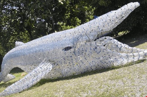 Gemaakt van plastic flesjes die zijn achtergelaten op het strand