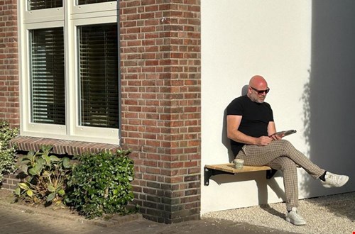 In de luwte op een gevelbankje van Maxima Vida, genieten van de zon In de luwte op een gevelbankje van Maxima Vida, genieten van de zon