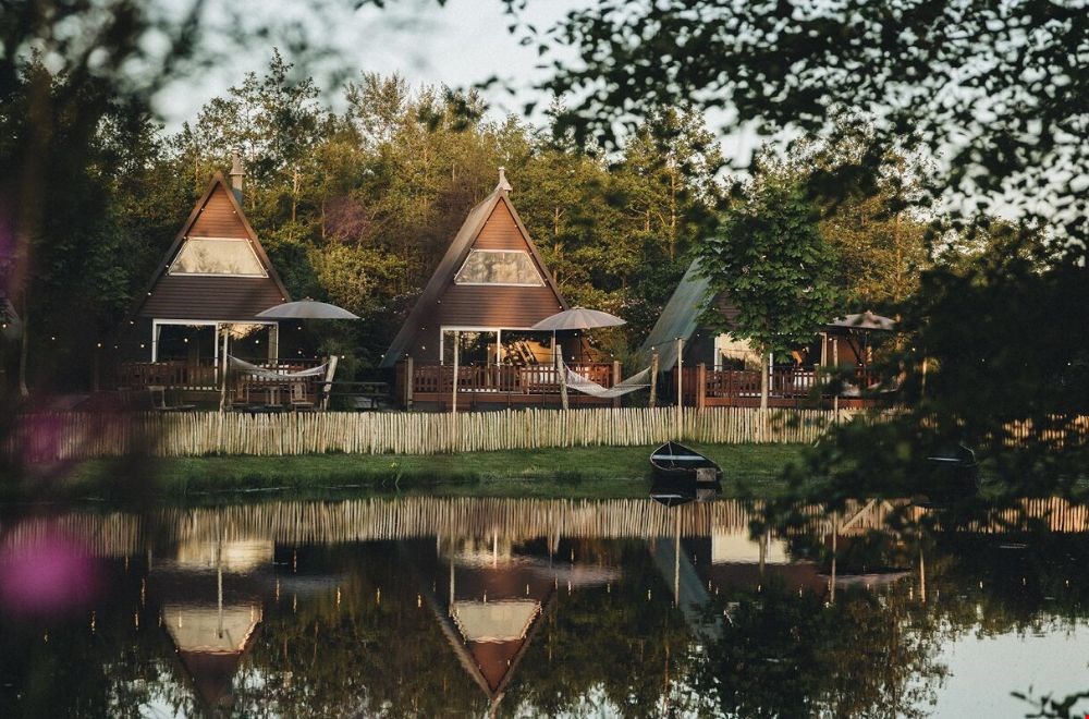 Wat een sprookjesachtige huisjes, hier bij Het Wylde Pad in Friesland!