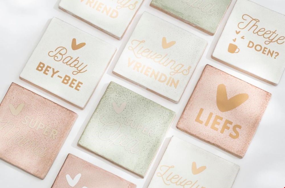 Zo'n tegeltje maakt je theehoekje extra bijzonder Zo'n tegeltje maakt je theehoekje extra bijzonder