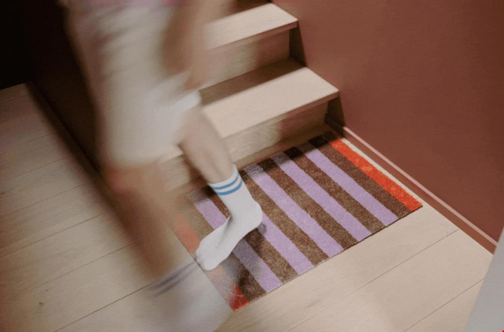 Voeten vegen op een deurmat van Mad about Mats is eigenlijk een klein feestje!  Voeten vegen op een deurmat van Mad about Mats is eigenlijk een klein feestje!