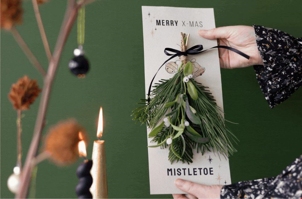 Meet me under the mistletoe van BloomPost