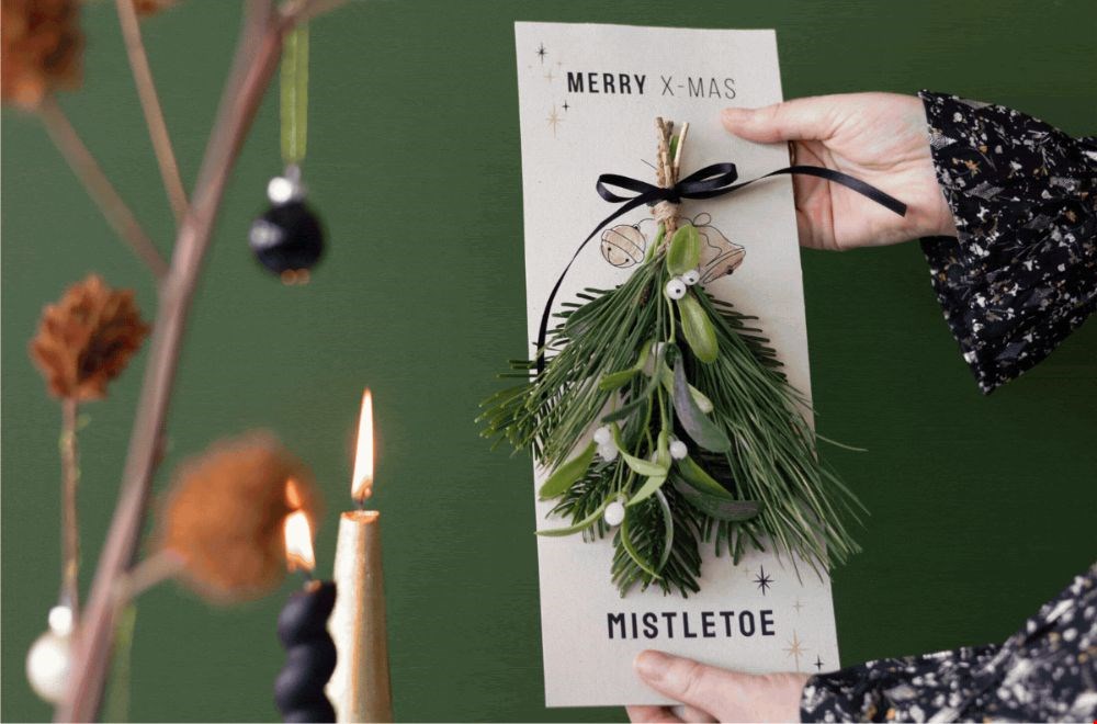 Meet me under the mistletoe van BloomPost Meet me under the mistletoe van BloomPost