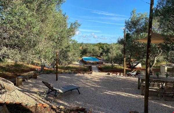 Zo leuk, je slaapt hier in een stylish verbouwde schoolbus! Zo leuk, je slaapt hier in een stylish verbouwde schoolbus!