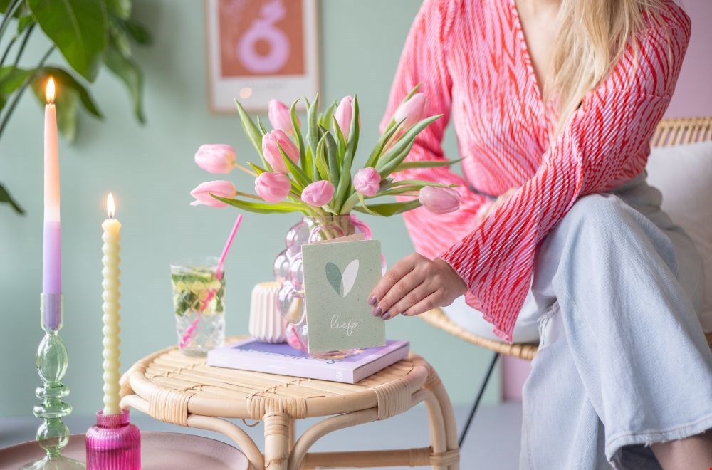 Stijl in alle eenvoud: roze brievenbusbloemen van Bloompost