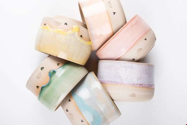 Handgemaakt keramiek, foto credits: The Rainbow Potter Handgemaakt keramiek, foto credits: The Rainbow Potter