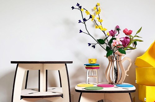 Duurzame vaas van FSC-gekeurd hout met glazen buisje voor bloemen of als designobject. Duurzame vaas van FSC-gekeurd hout met glazen buisje voor bloemen of als designobject.
