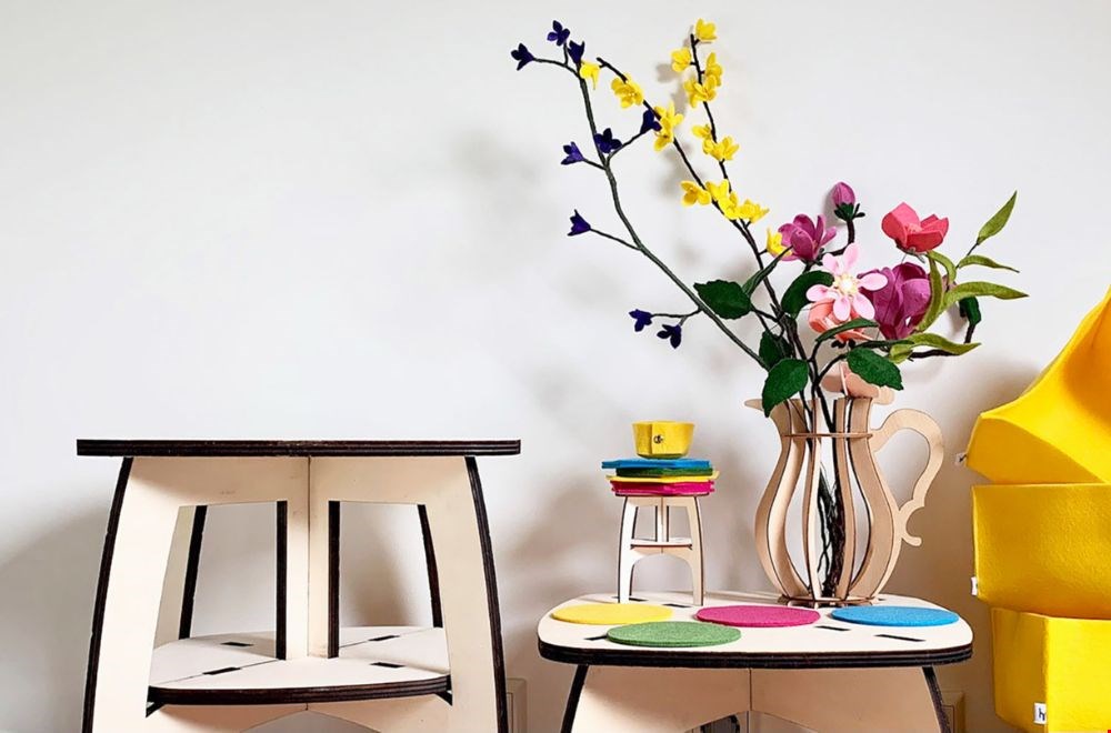 Duurzame vaas van FSC-gekeurd hout met glazen buisje voor bloemen of als designobject. Duurzame vaas van FSC-gekeurd hout met glazen buisje voor bloemen of als designobject.