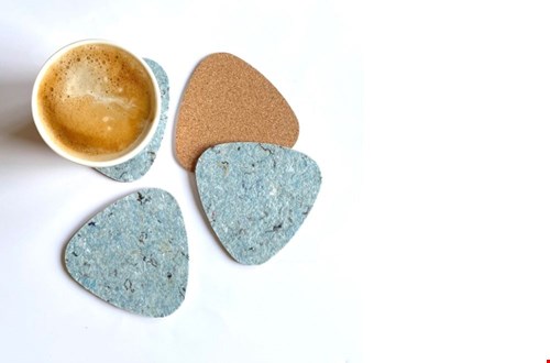 Vilten onderzetters van gerecycled vilt in plectrumvorm, gemaakt van Efteling-uniformen. Vilten onderzetters van gerecycled vilt in plectrumvorm, gemaakt van Efteling-uniformen.