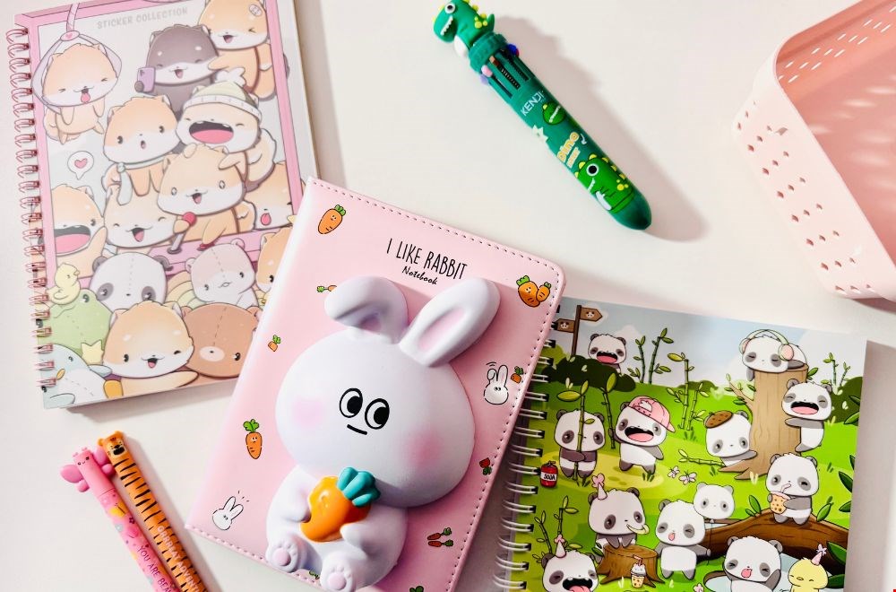 Schattige kawaii stationery met pastelkleuren, dierenprints en speelse designs, perfect voor een vrolijk bureau. Schattige kawaii stationery met pastelkleuren, dierenprints en speelse designs, perfect voor een vrolijk bureau.