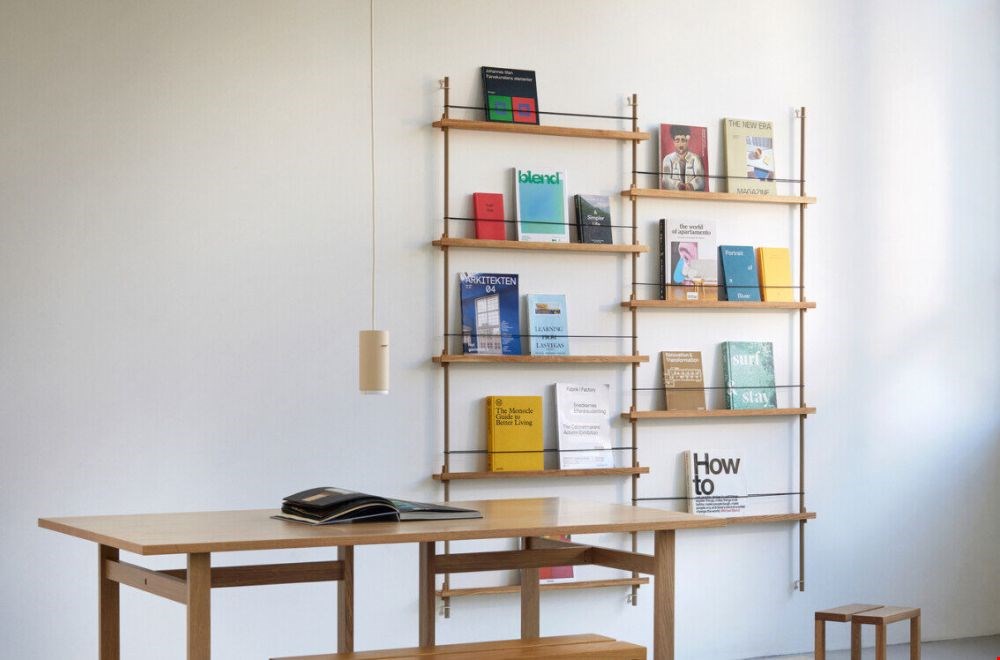 Minimalistisch magazine rek van Moebe, perfect voor een stijlvolle en opgeruimde presentatie van tijdschriften en boeken. Minimalistisch magazine rek van Moebe, perfect voor een stijlvolle en opgeruimde presentatie van tijdschriften en boeken.