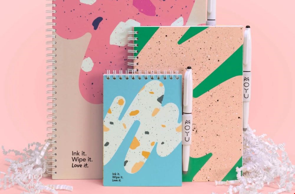 Duurzaam uitwisbaar notitieboek van MOYU, gemaakt van steenpapier, met een pen en doekje voor hergebruik. Duurzaam uitwisbaar notitieboek van MOYU, gemaakt van steenpapier, met een pen en doekje voor hergebruik.