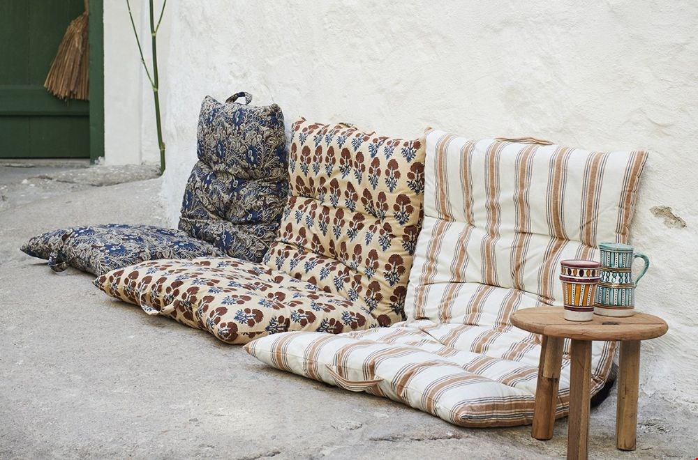 Met de matraskussens van Madam Stoltz maak je een in handomdraai een chill plek in de tuin Met de matraskussens van Madam Stoltz maak je een in handomdraai een chill plek in de tuin